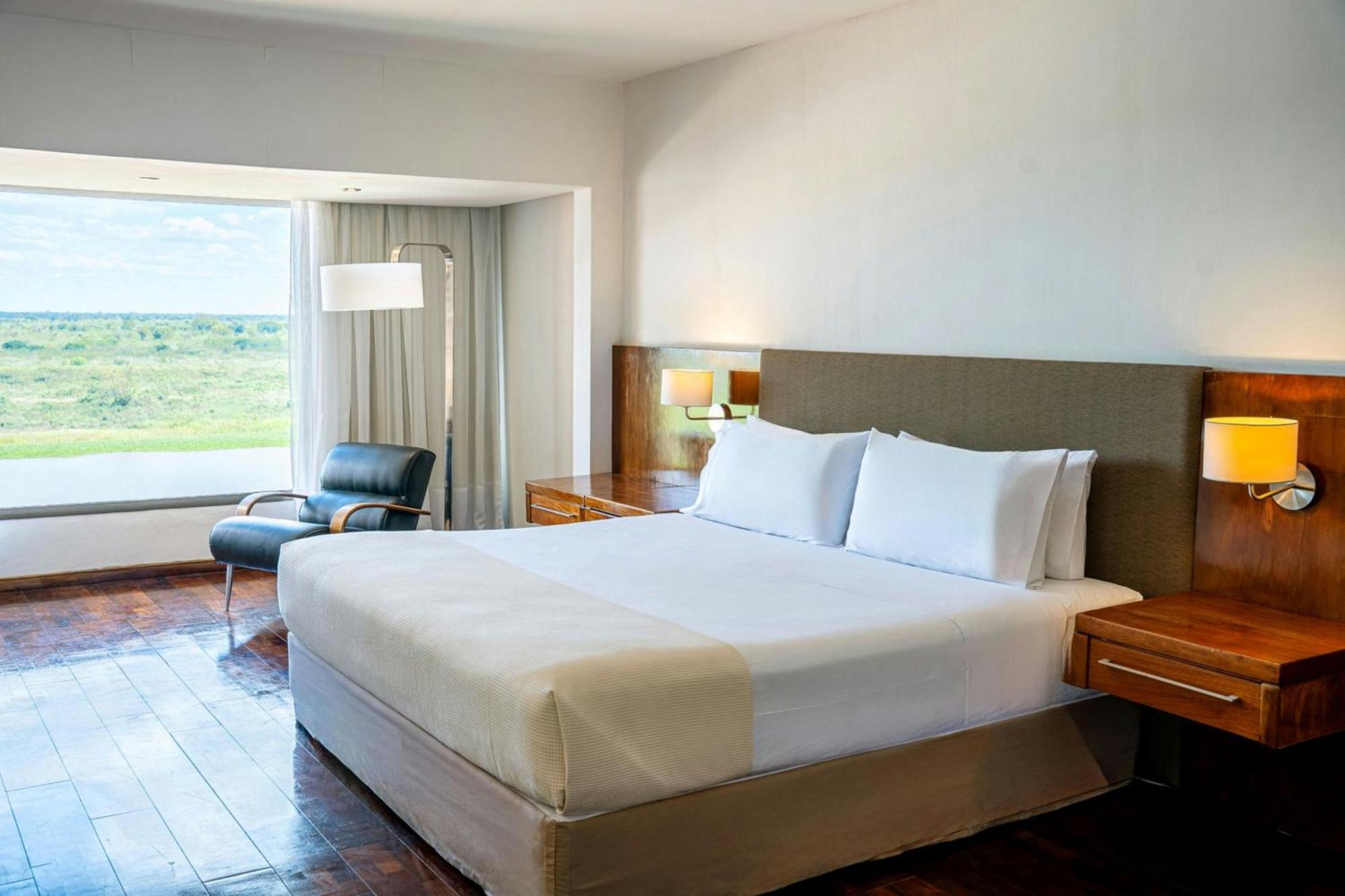 Quarto Deluxe com Cama King-size e Vista do Jardim